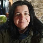 Insegnante di francese impartisce lezione online di francese